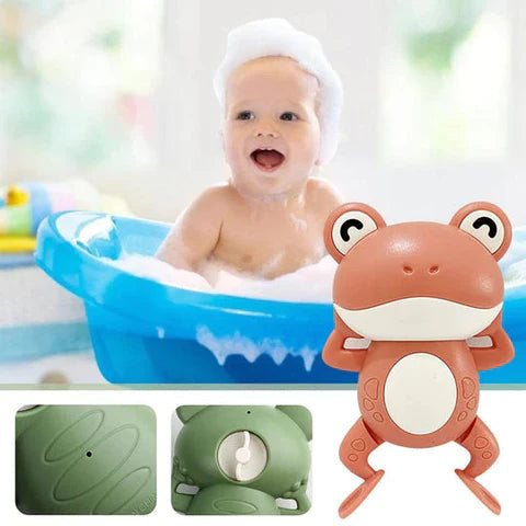 Bébé dans le bain avec la grenouille nageuse